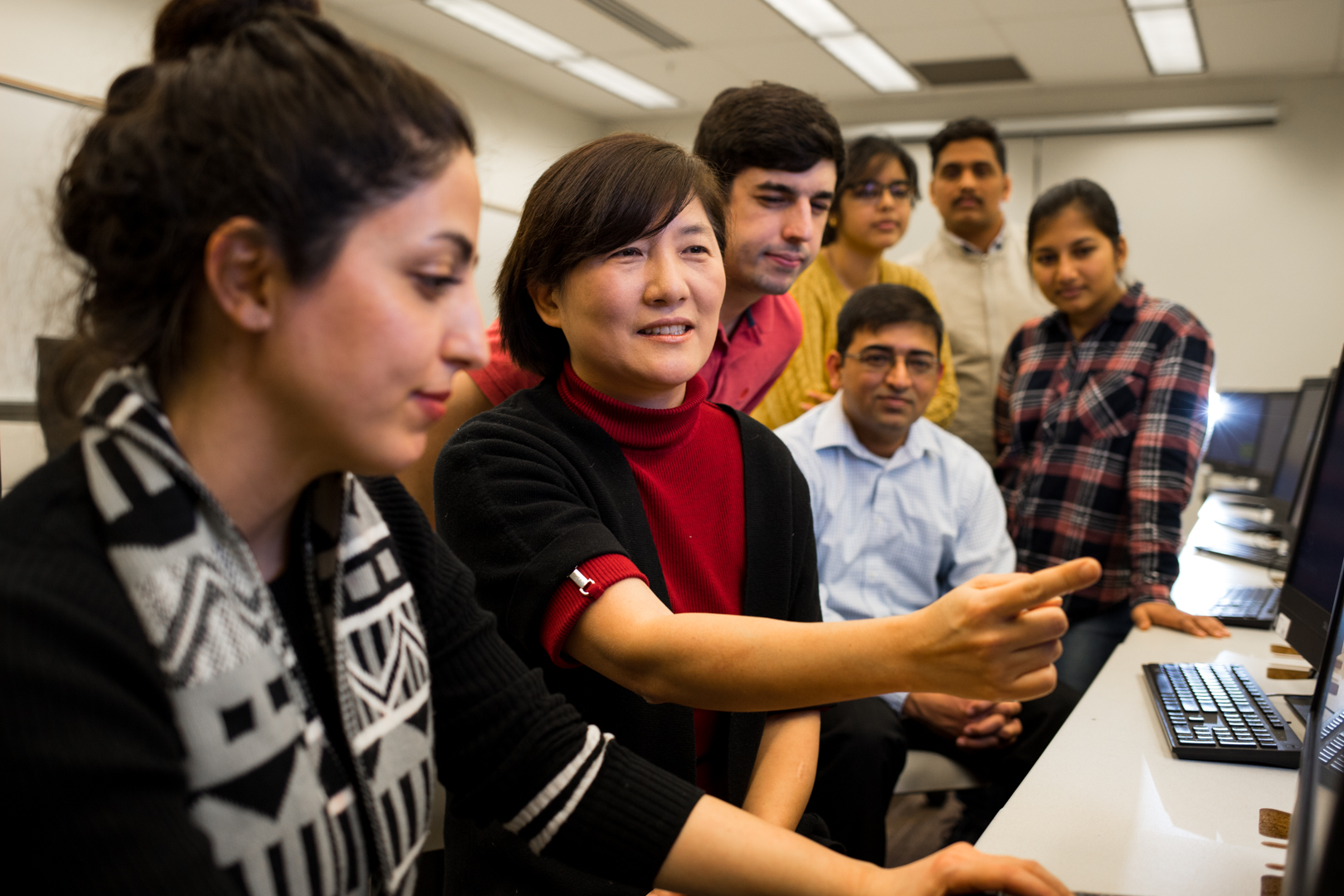 sce-dr.-lee-portrait-in-computer-lab-with-students-67-6844.jpg