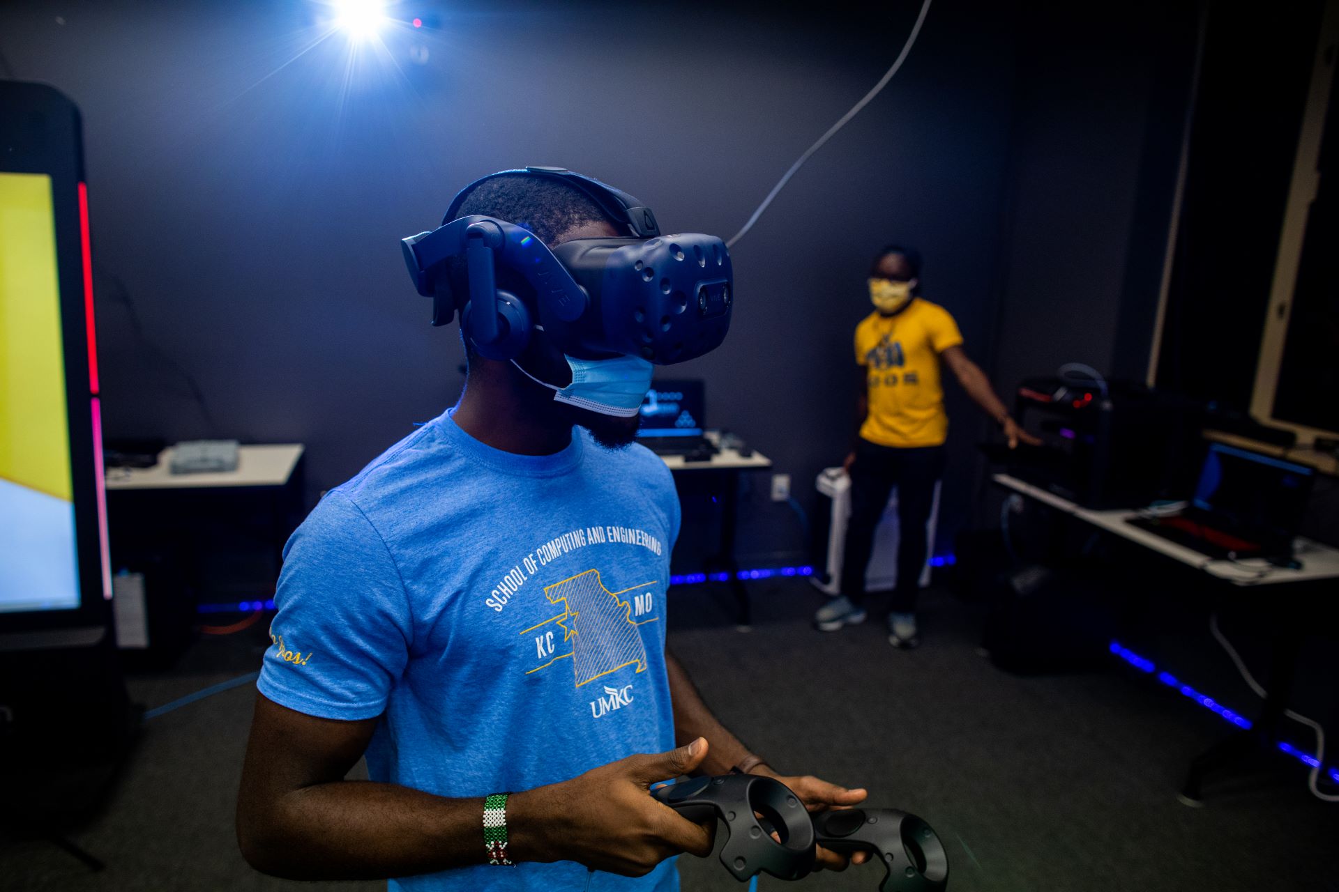 two-students-one-wearing-virtual-reality-goggle-experiment-in-virtual-reality-lab.jpg
